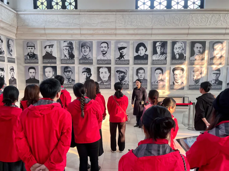 参观湖南人民英雄纪念陈列馆
