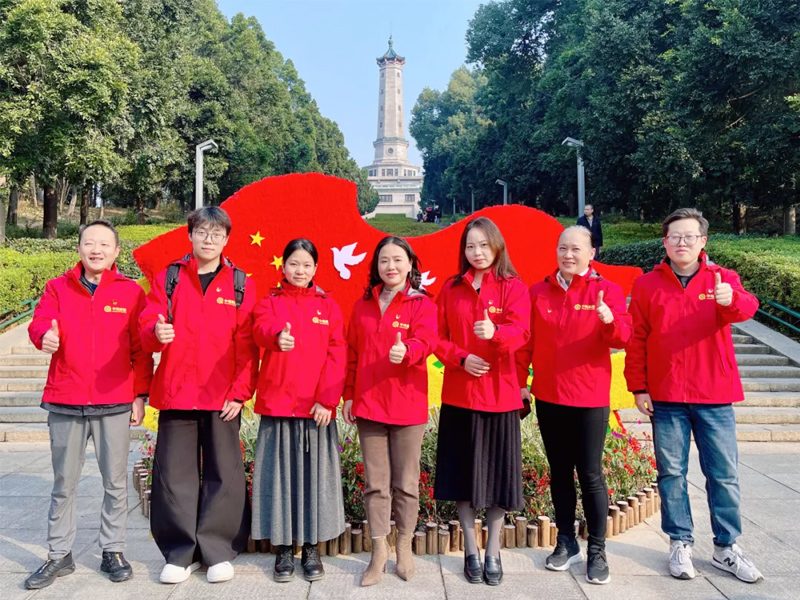 中皓党支部在湖南烈士公园留影