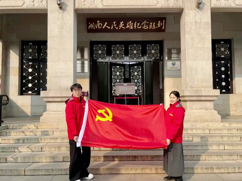 中皓党员与党旗同框留念